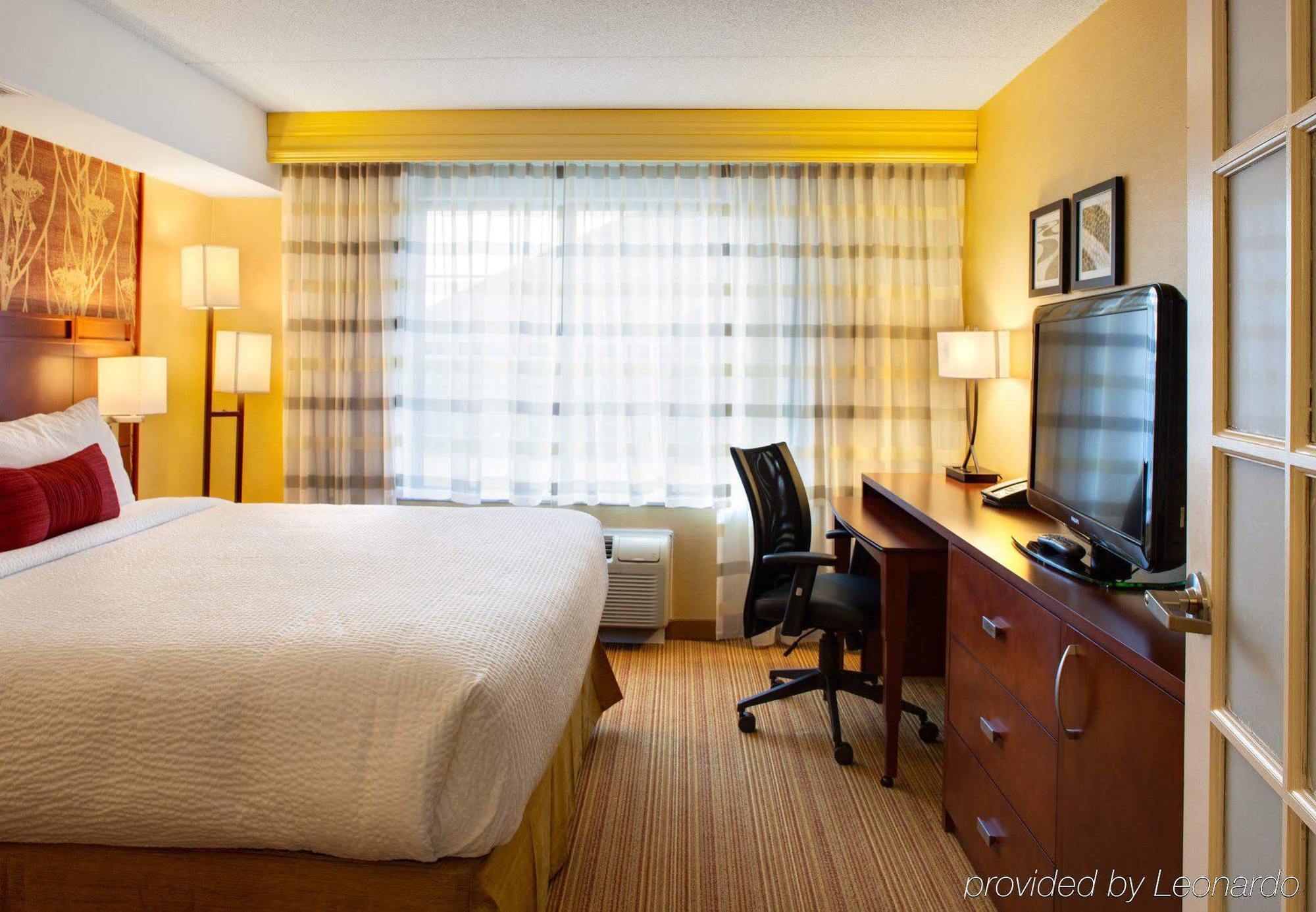 Courtyard By Marriott London Hotel Ngoại thất bức ảnh